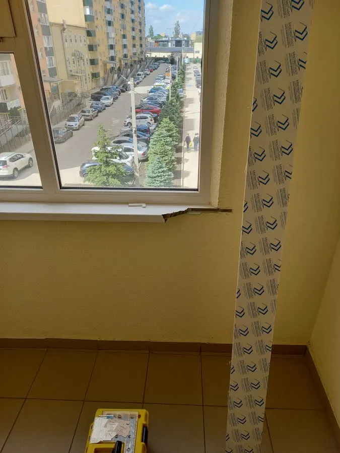 До: старый подоконник снят, видна монтажная пена
